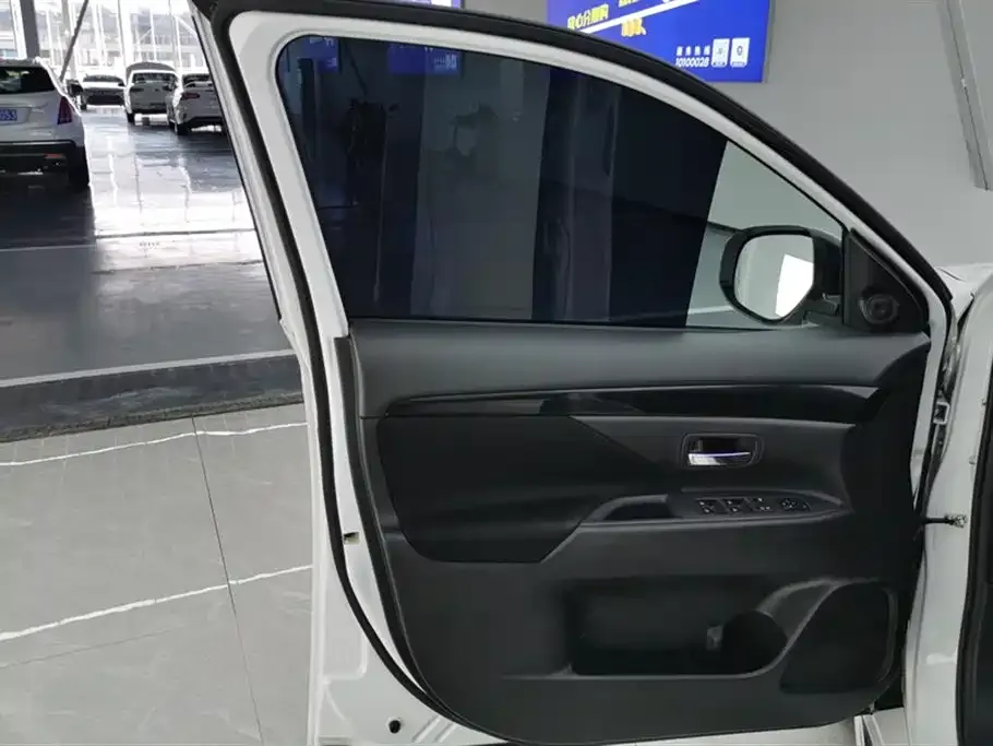 Mitsubishi Outlander 2023 из CN, фото 7