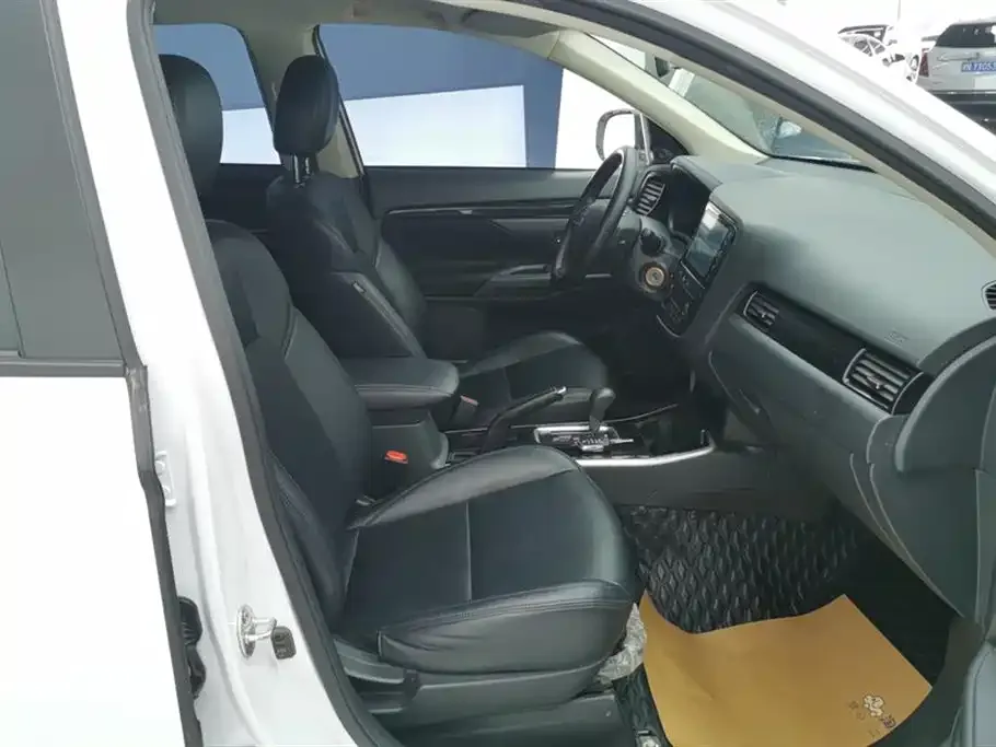 Mitsubishi Outlander 2023 из CN, фото 8