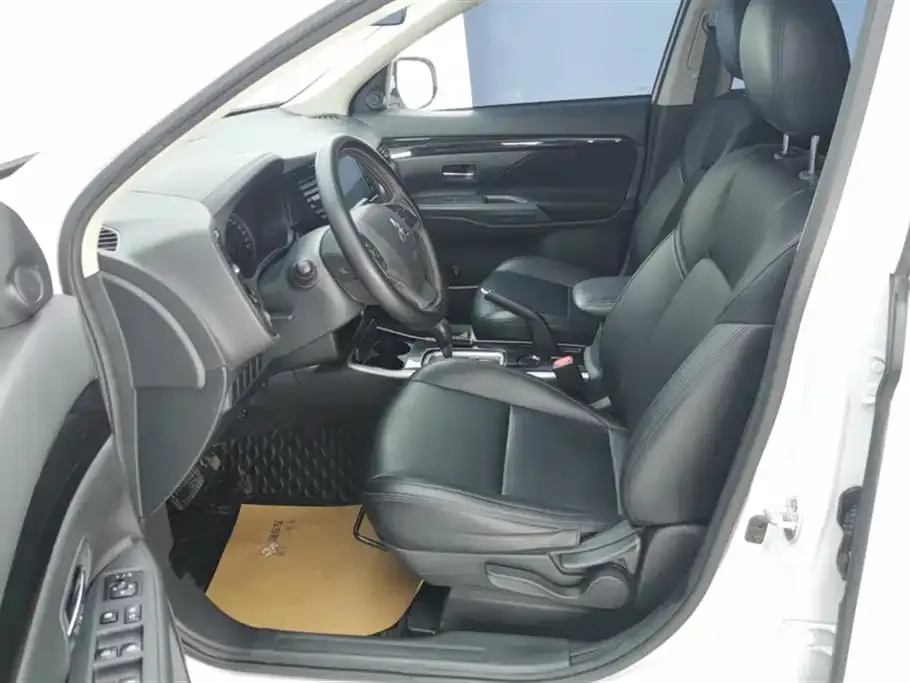 Mitsubishi Outlander 2023 из CN, фото 9
