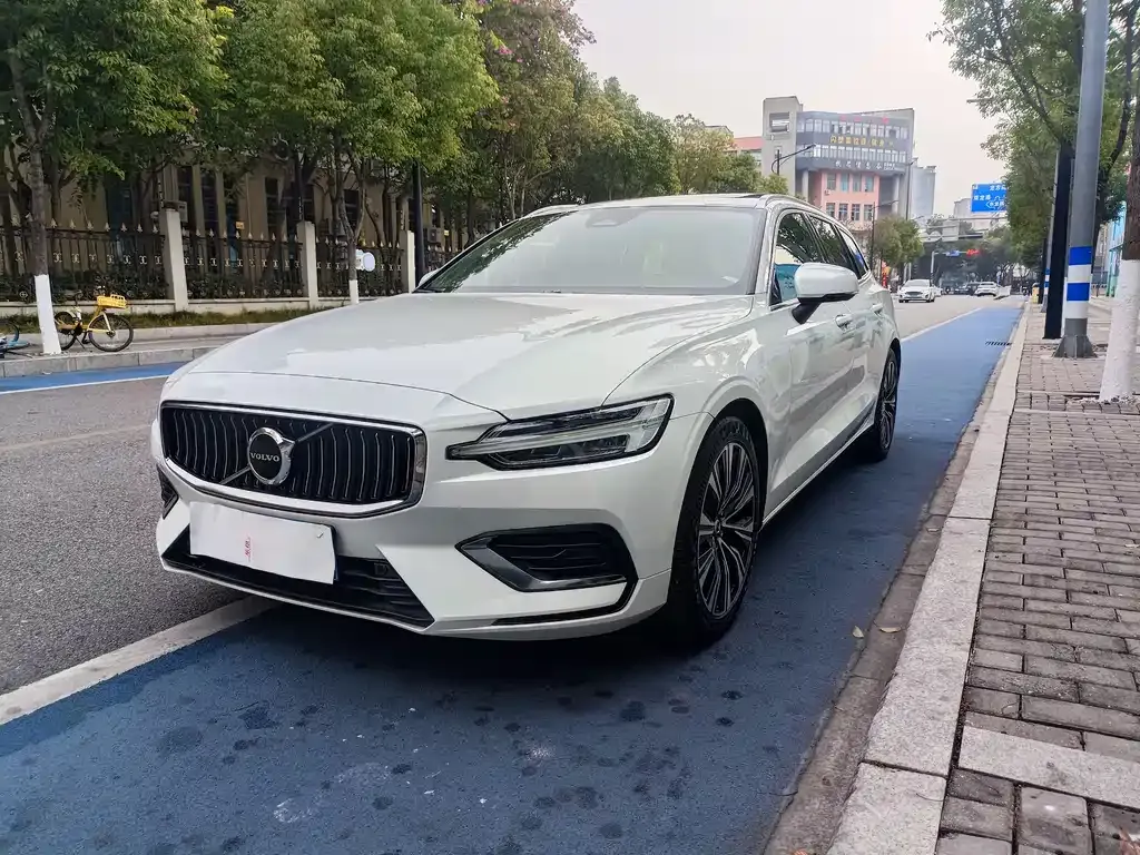 Volvo V60 2024 из CN, фото 1