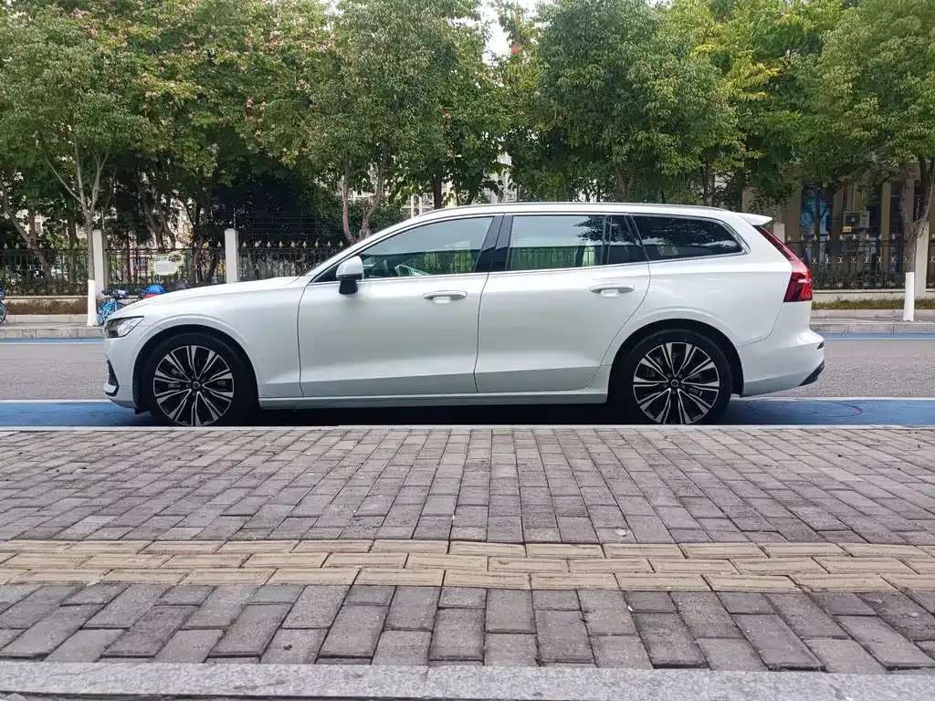 Volvo V60 2024 из CN, фото 6