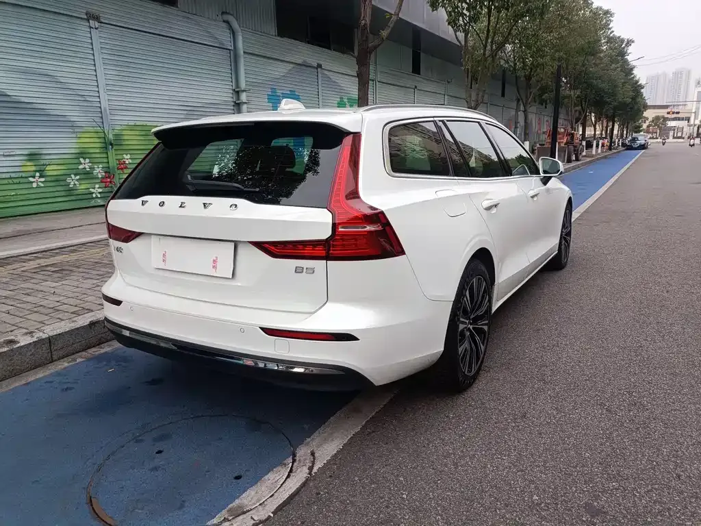 Volvo V60 2024 из CN, фото 4