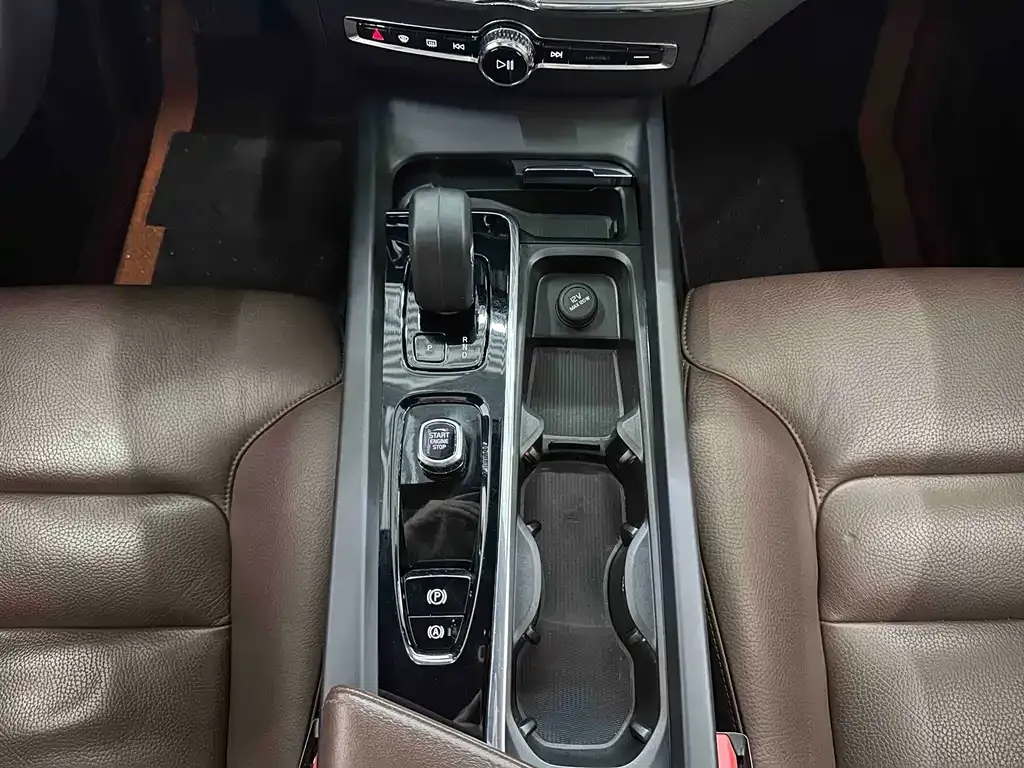 Volvo XC60 2022 из CN, фото 8