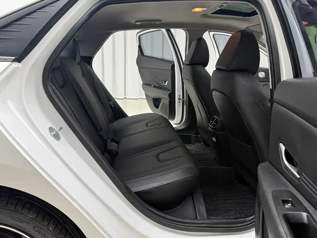 Hyundai Elantra 2023 из CN, фото 10