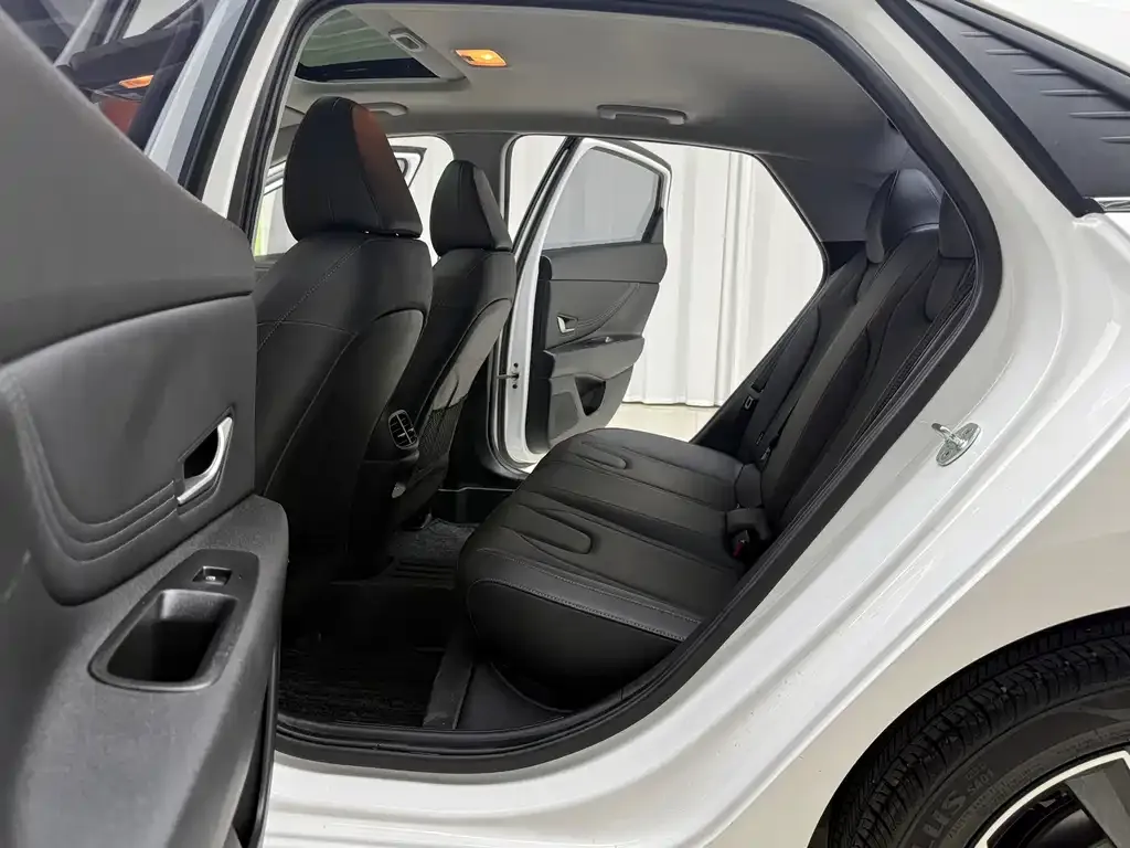 Hyundai Elantra 2023 из CN, фото 8