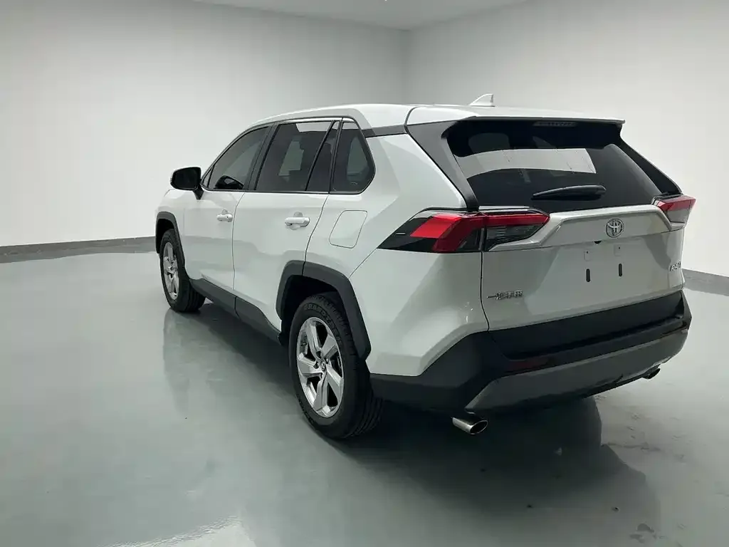 Toyota RAV4 — фото 9