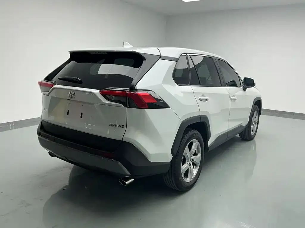 Toyota RAV4 — фото 7