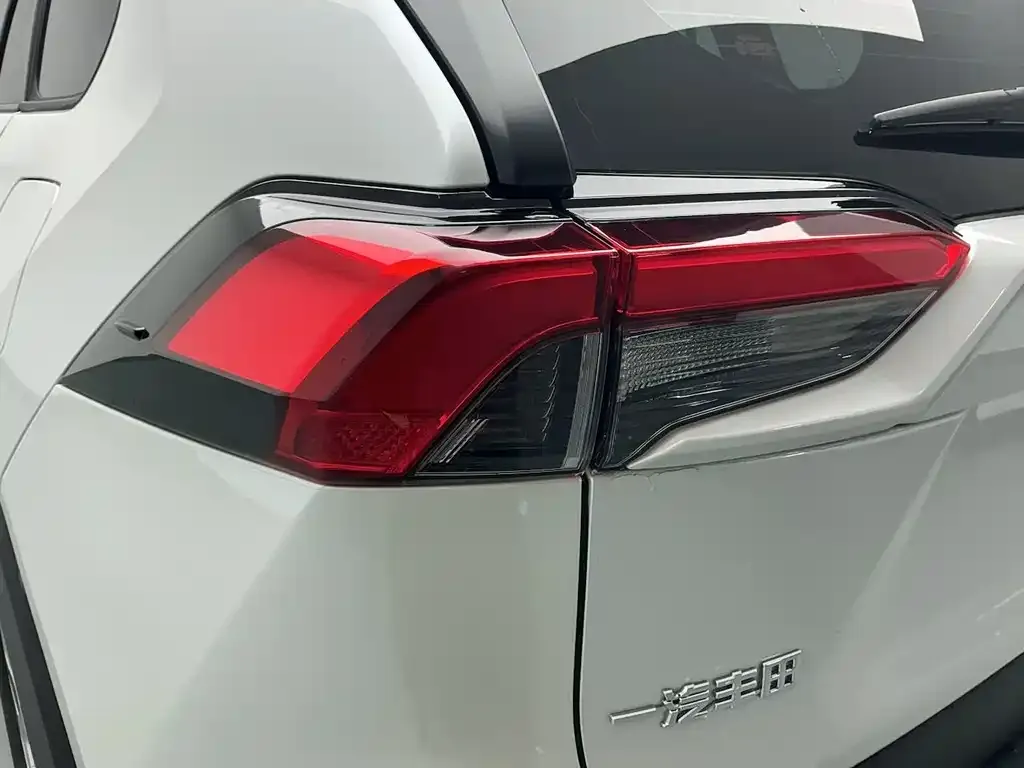 Toyota RAV4 — фото 10