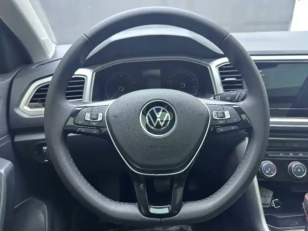 Volkswagen T-Roc — фото 9