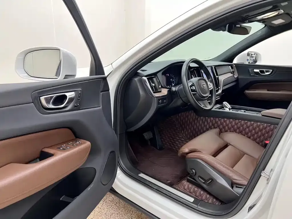 Volvo XC60 2022 из CN, фото 3