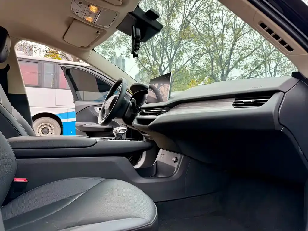 Hongqi E-QM5 2024 из CN, фото 9