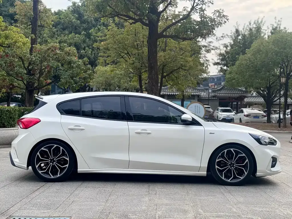 Ford Focus 2022 из CN, фото 10