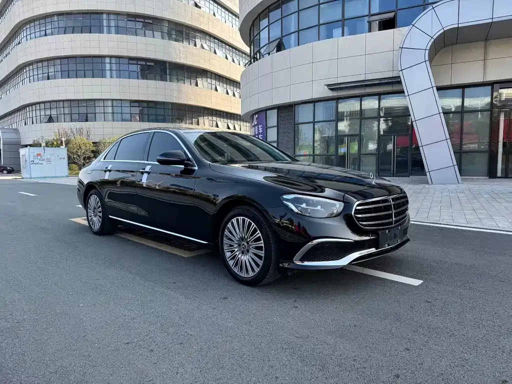 Mercedes-Benz E-Class — фото 1