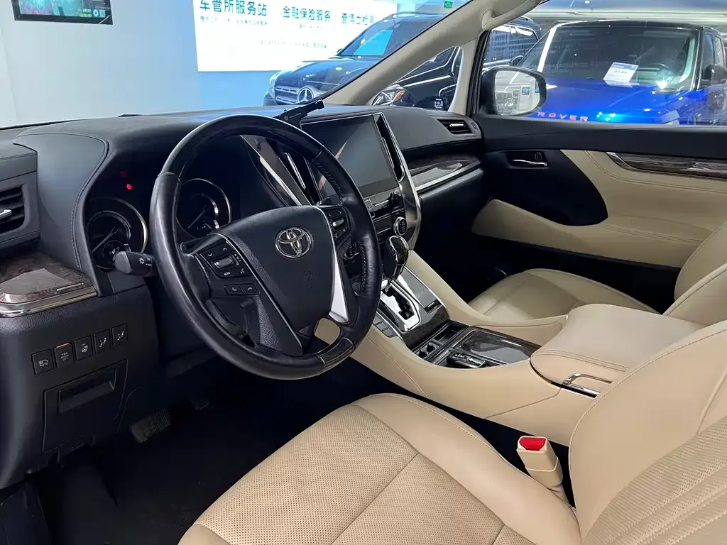 Toyota Vellfire — фото 2