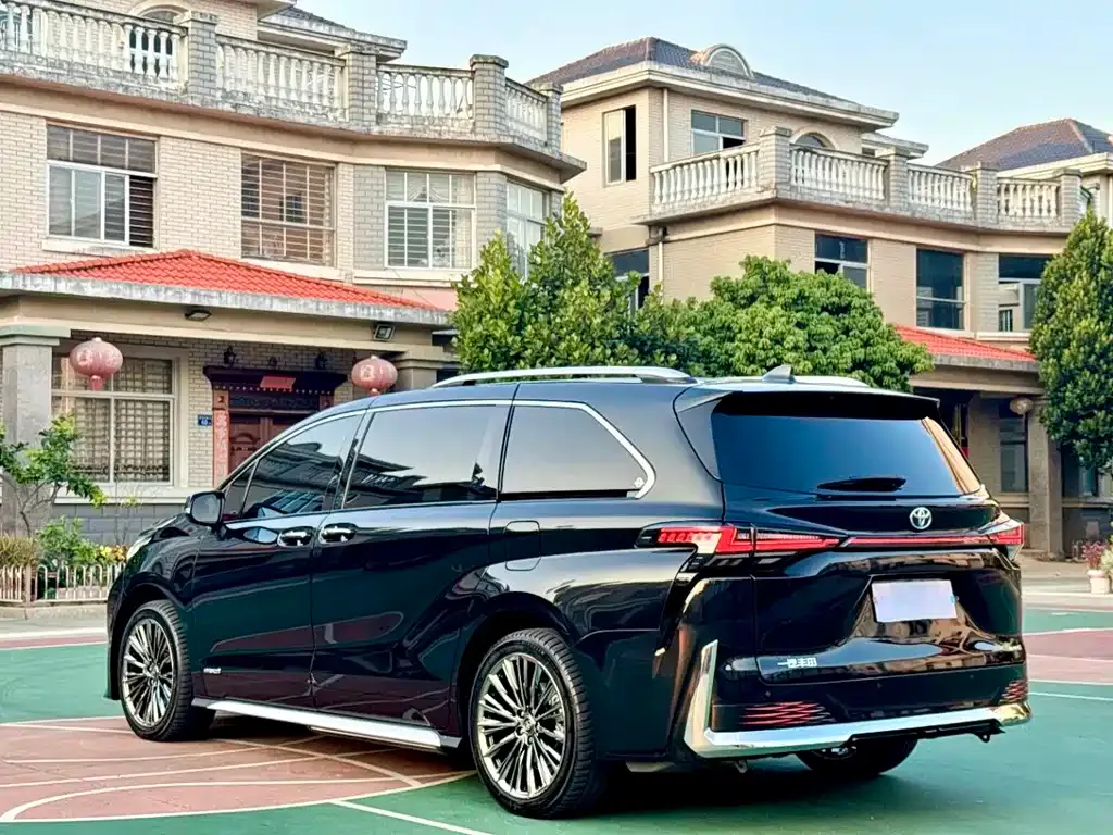 Toyota Granvia 2023 из CN, фото 8