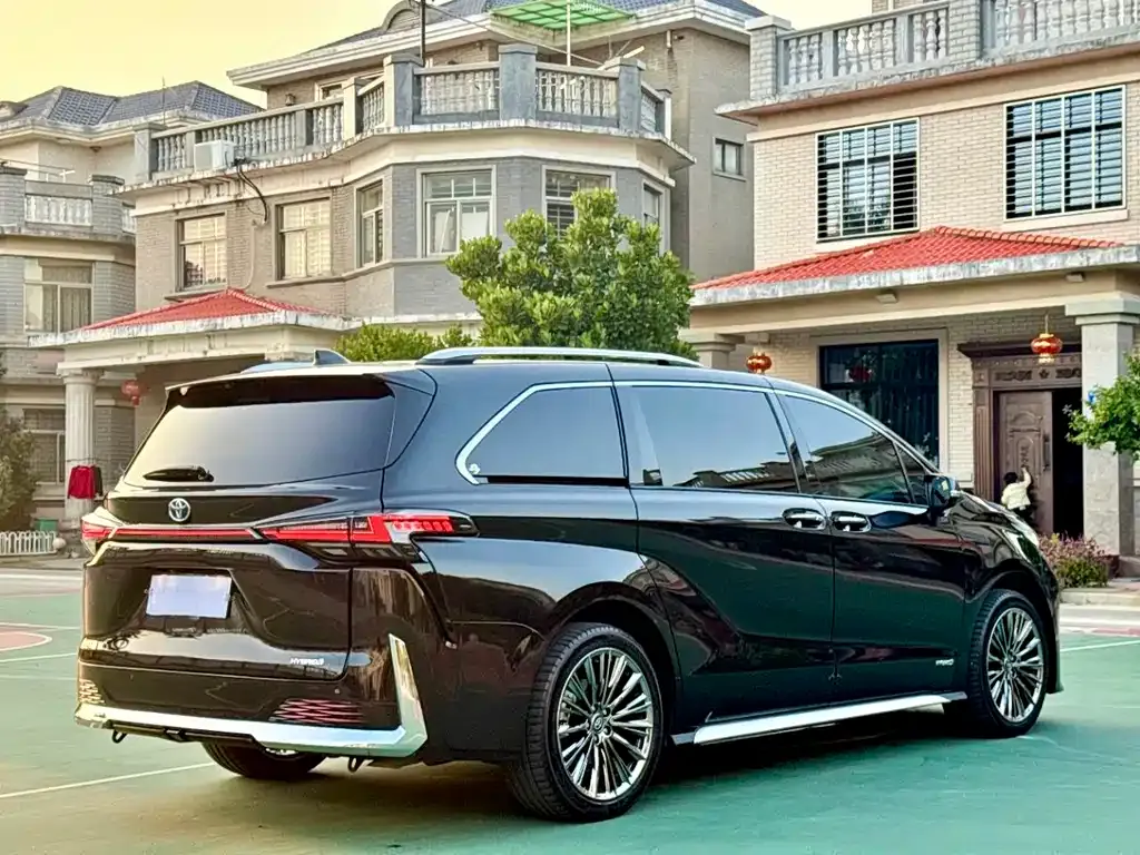 Toyota Granvia 2023 из CN, фото 4