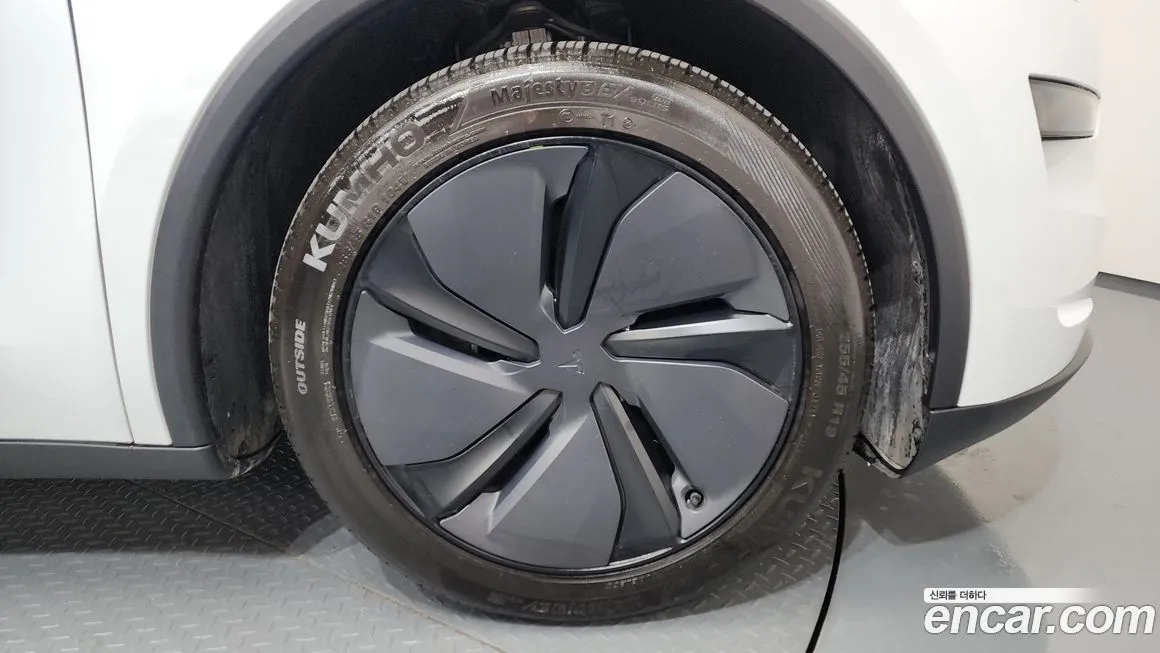 Tesla Model Y — фото 10
