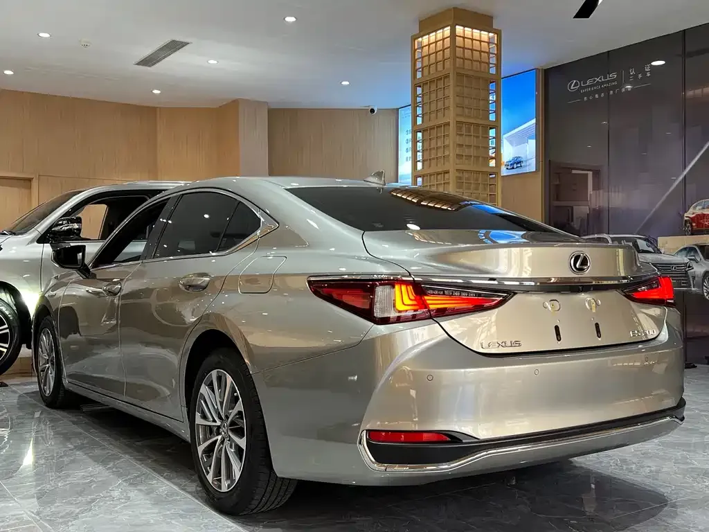 Lexus ES — фото 8