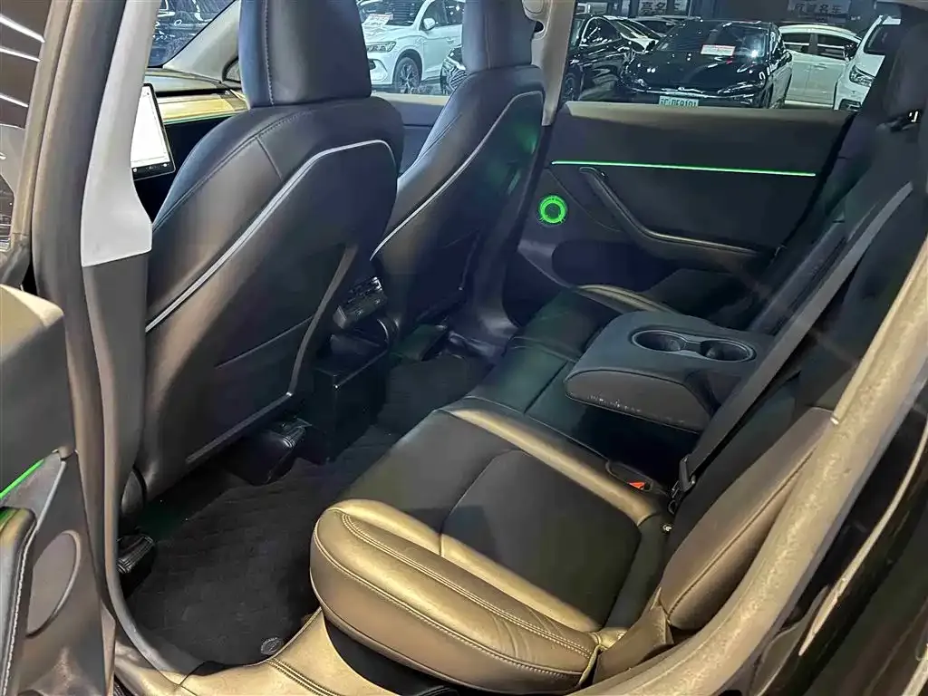 Tesla Model Y — фото 8