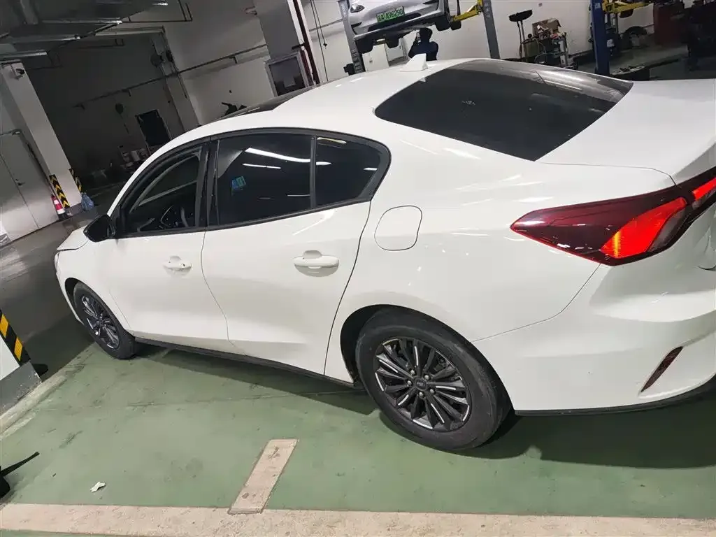 Ford Focus 2022 из CN, фото 10