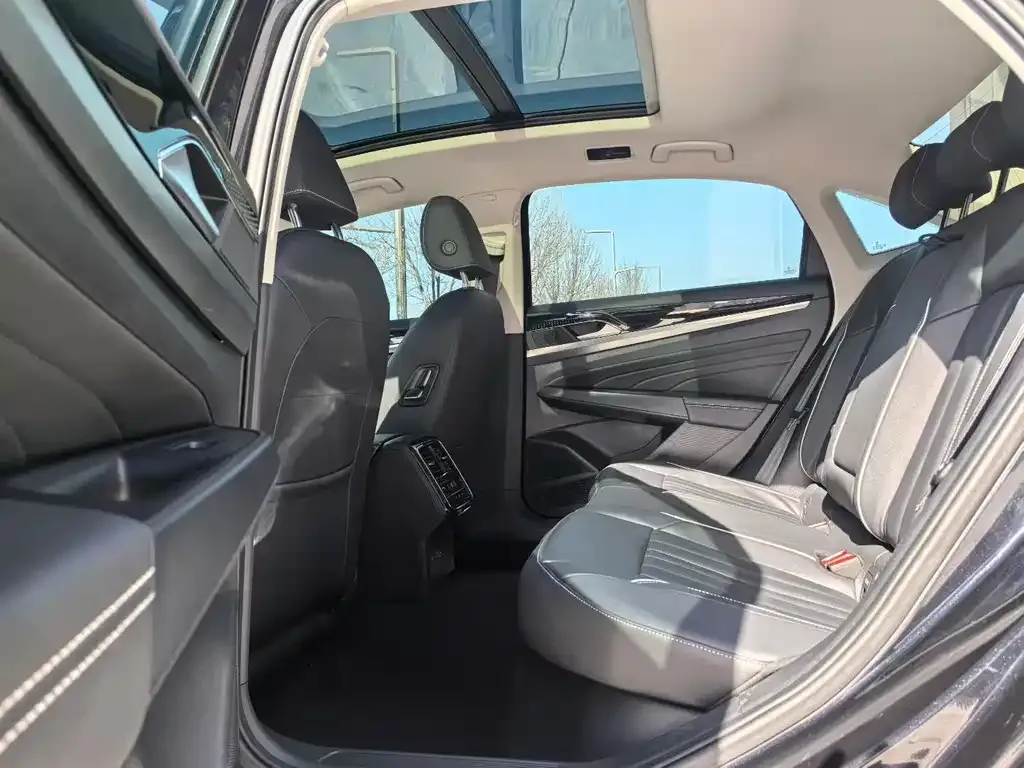 Volkswagen Passat 2023 из CN, фото 2