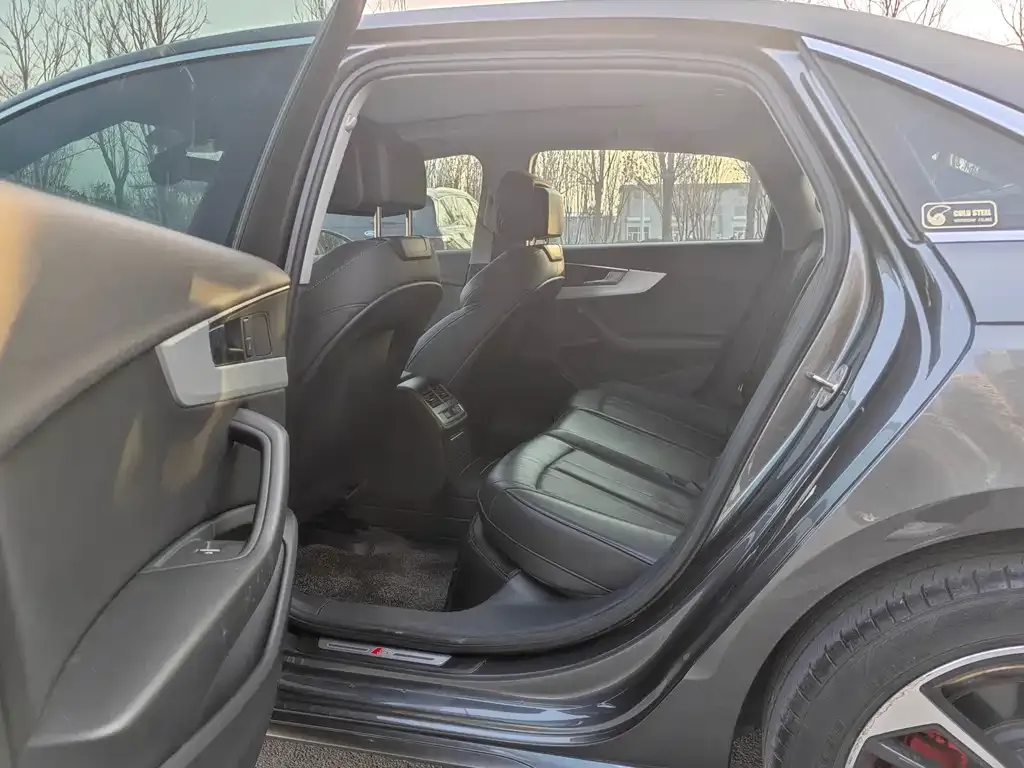 Audi A4L 2022 из CN, фото 4