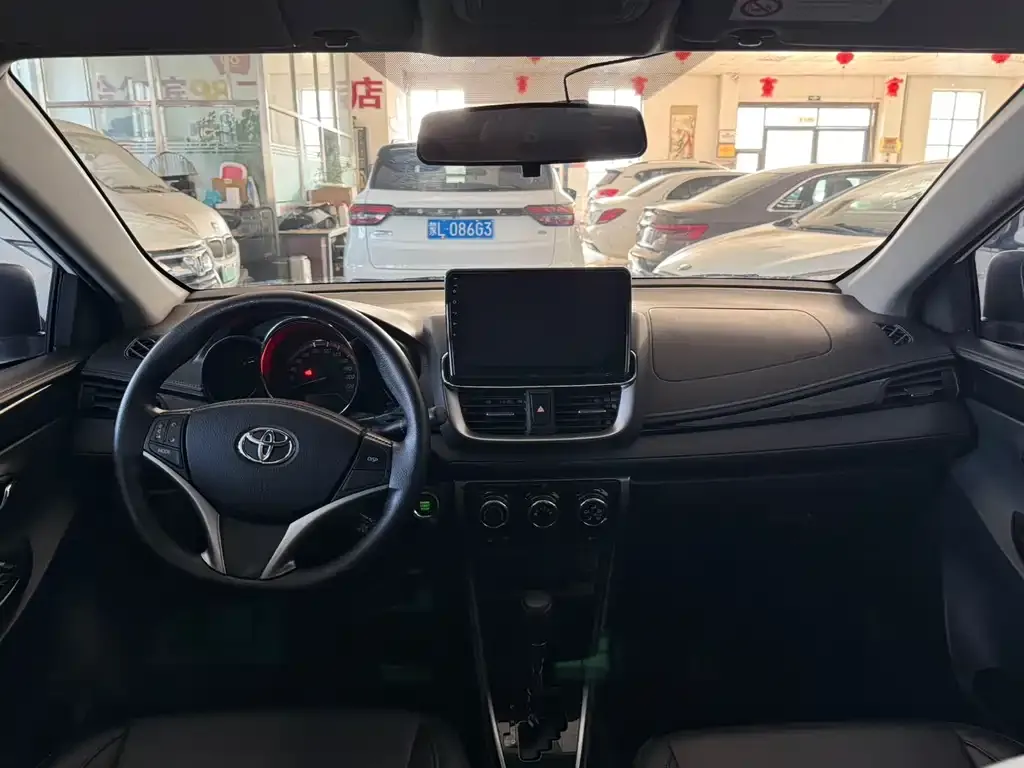Toyota Yaris L — фото 4