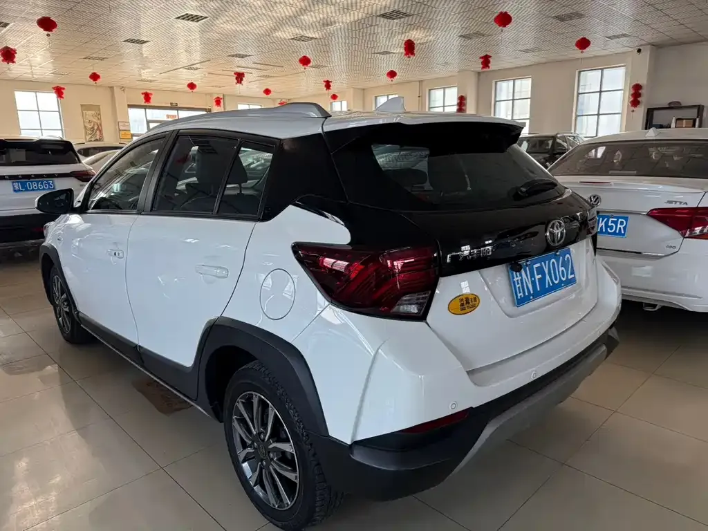 Toyota Yaris L — фото 7