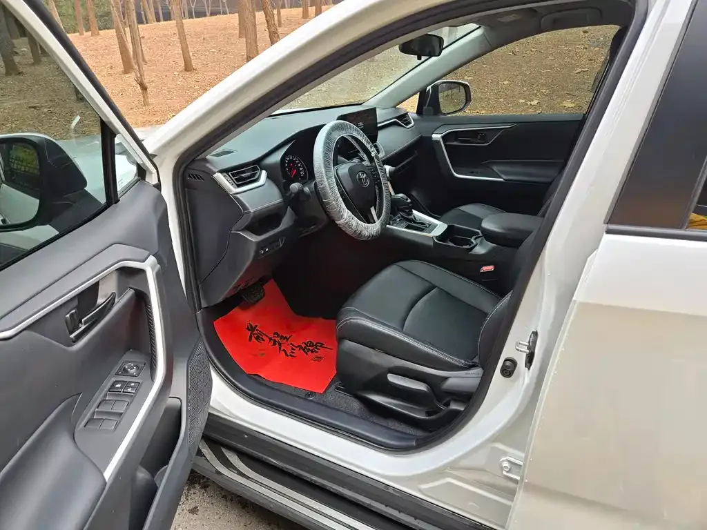 Toyota RAV4 2023 из CN, фото 2