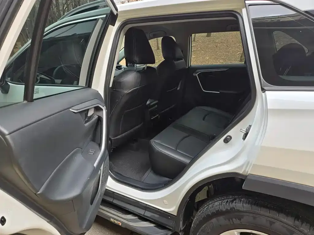 Toyota RAV4 2023 из CN, фото 3