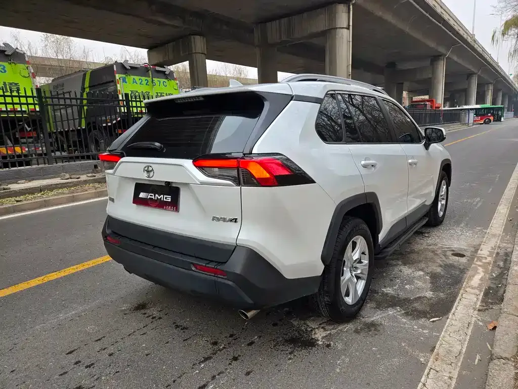 Toyota RAV4 2023 из CN, фото 4