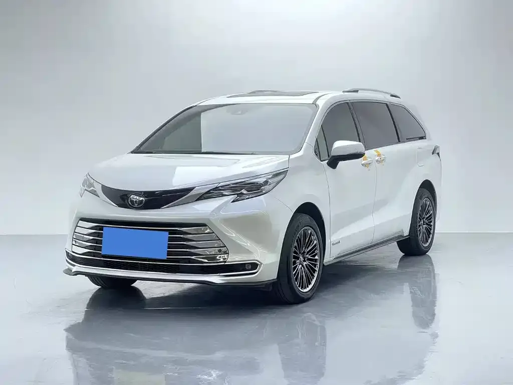 Toyota Sienna — фото 1