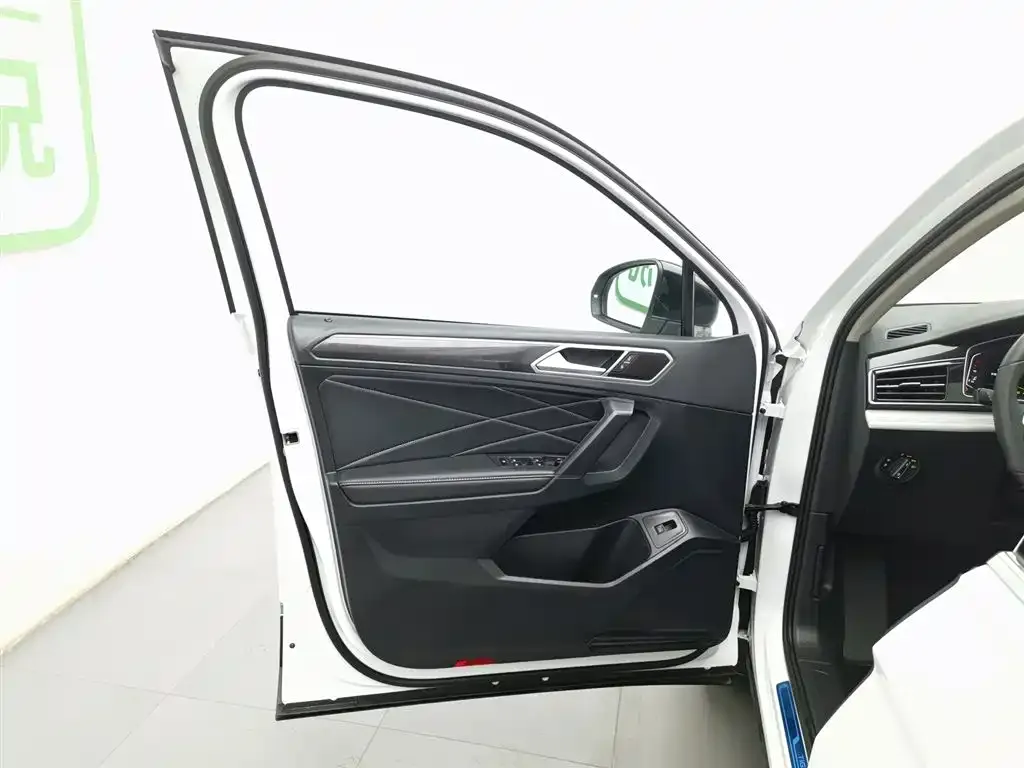 Volkswagen Tiguan L — фото 7