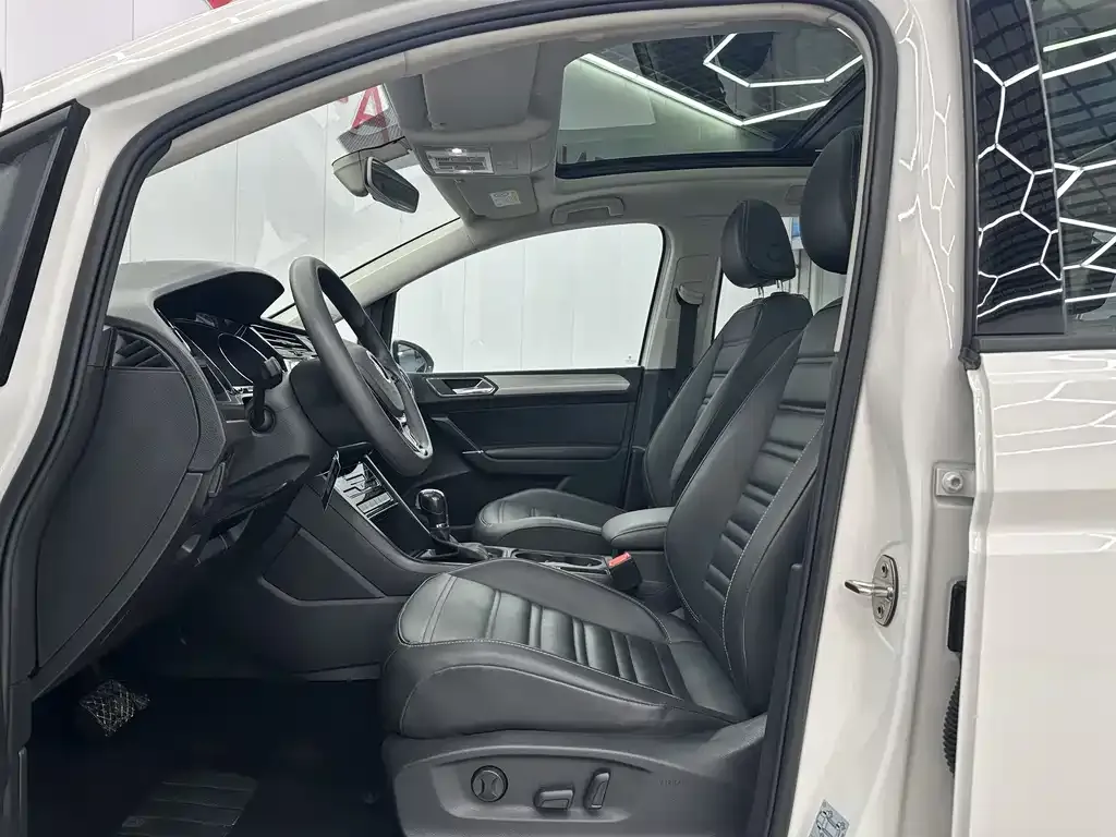 Volkswagen Touran 2022 из CN, фото 5