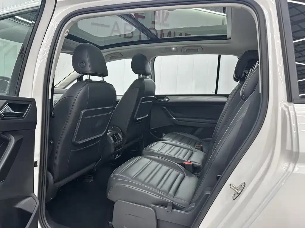 Volkswagen Touran 2022 из CN, фото 6