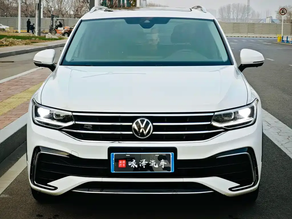 Volkswagen Tiguan L — фото 1