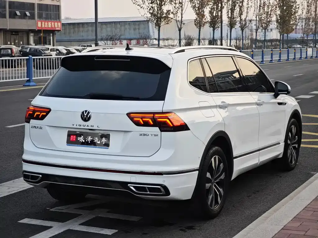 Volkswagen Tiguan L — фото 10