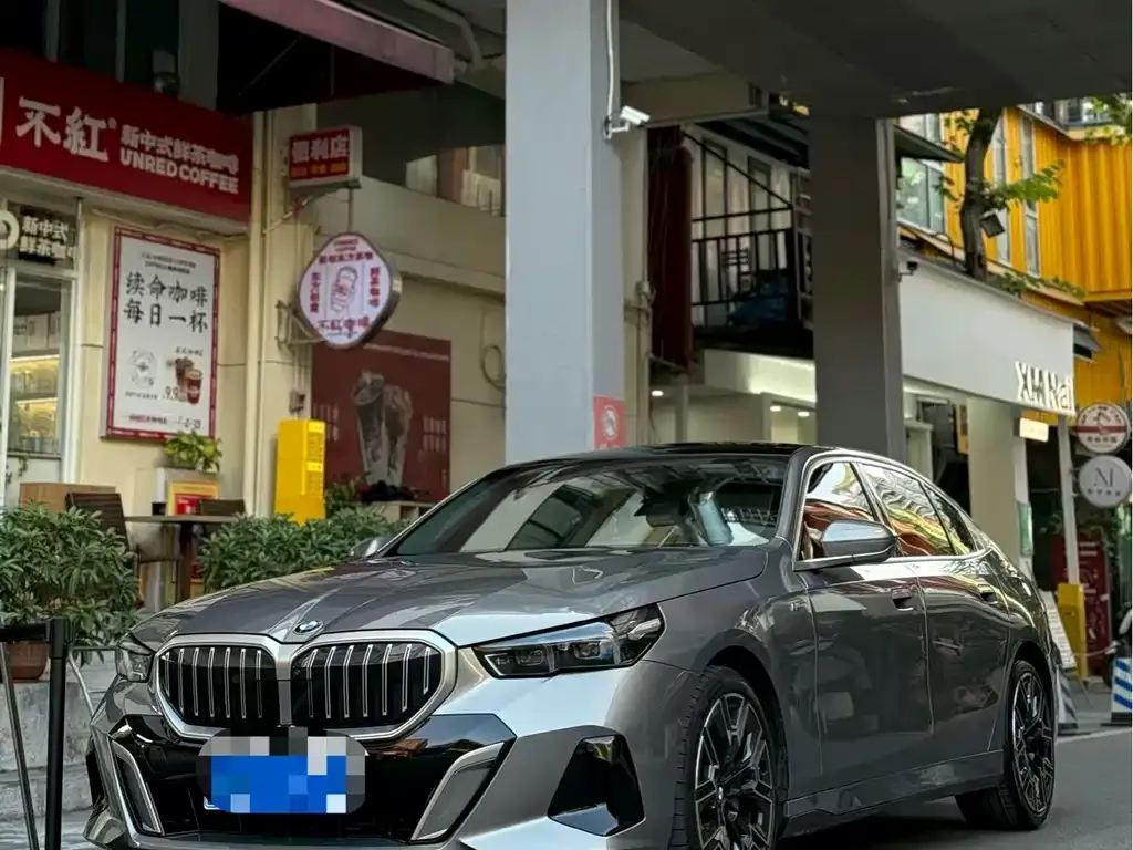 BMW 5 Series 2024 из CN, фото 1