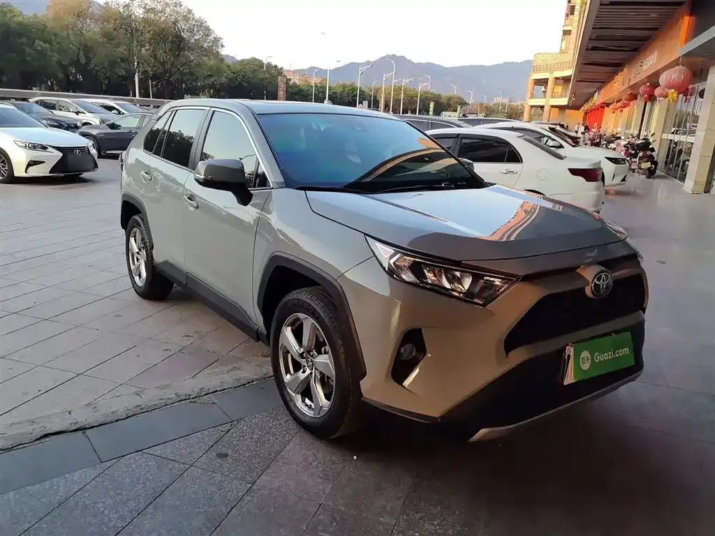 Toyota RAV4 — фото 7
