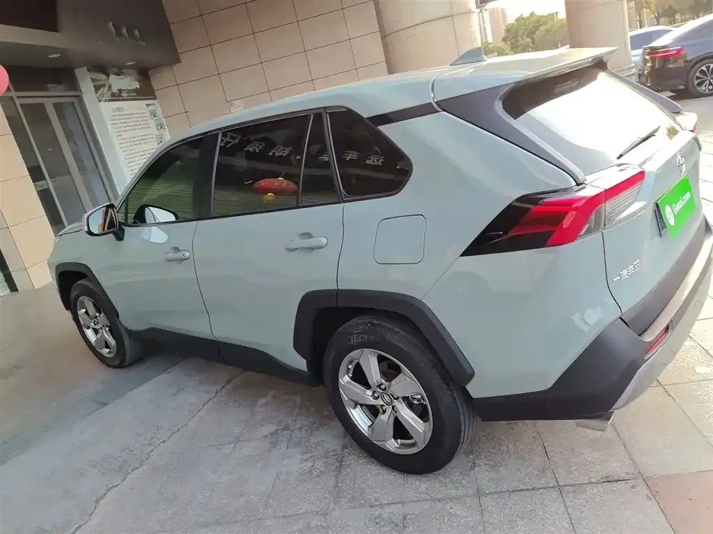 Toyota RAV4 — фото 9