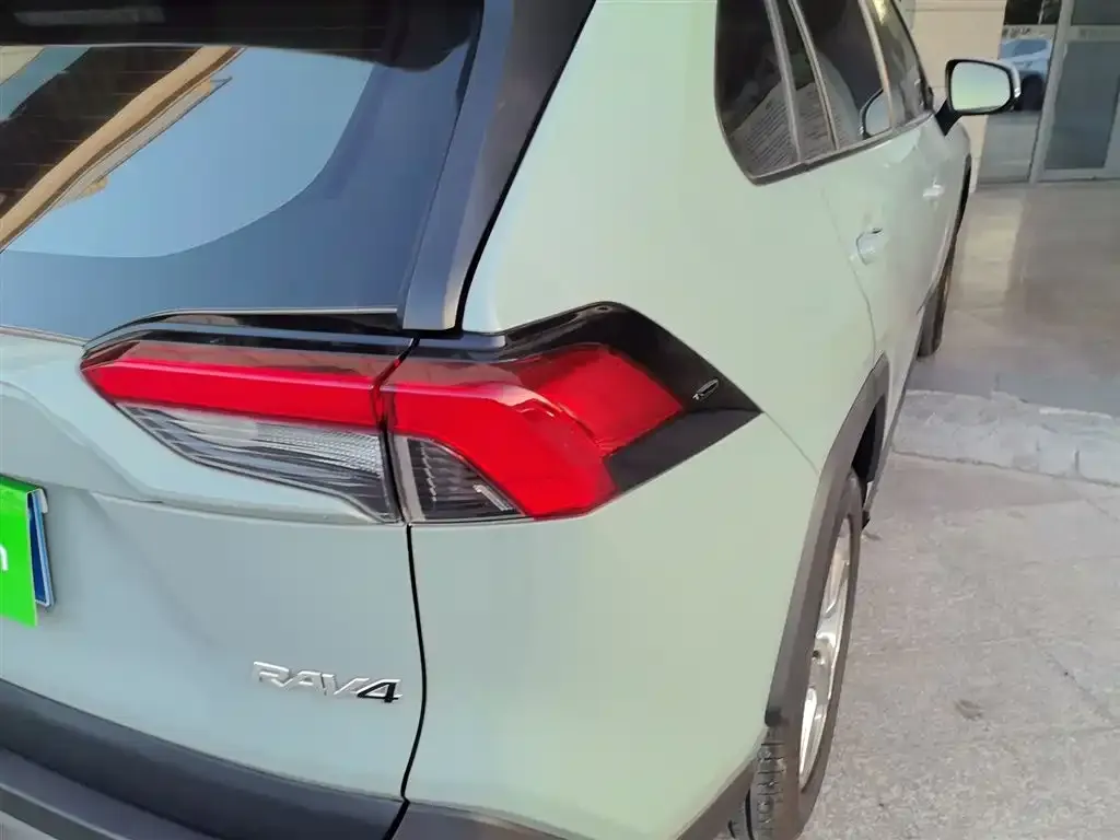 Toyota RAV4 — фото 5