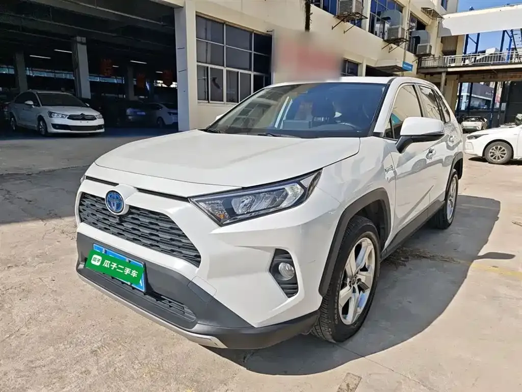 Toyota RAV4 — фото 1