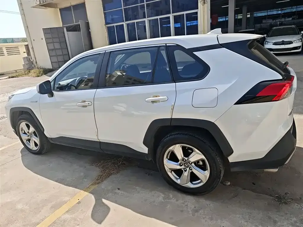 Toyota RAV4 — фото 4