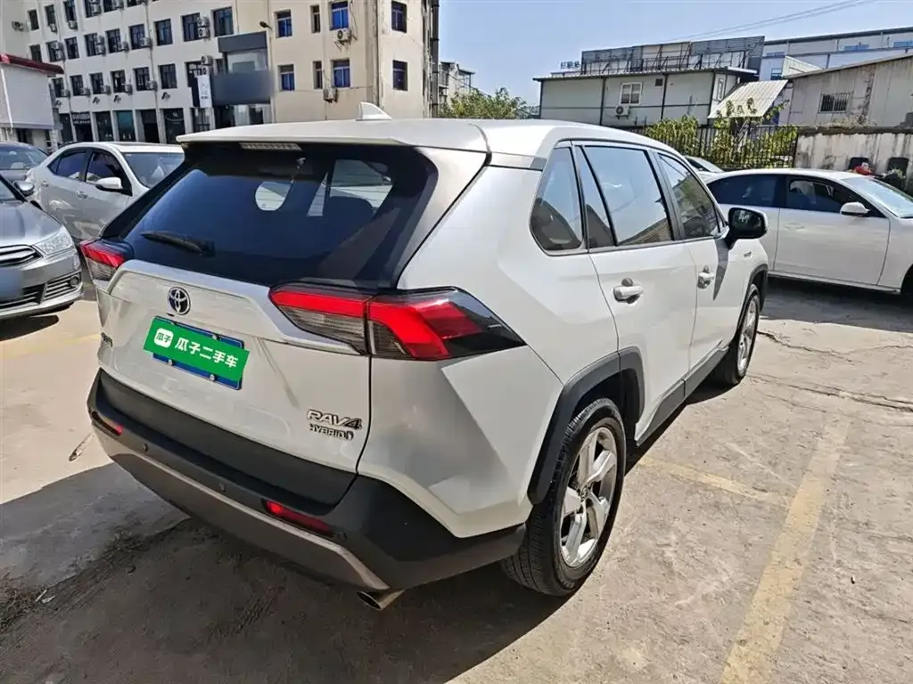 Toyota RAV4 — фото 5