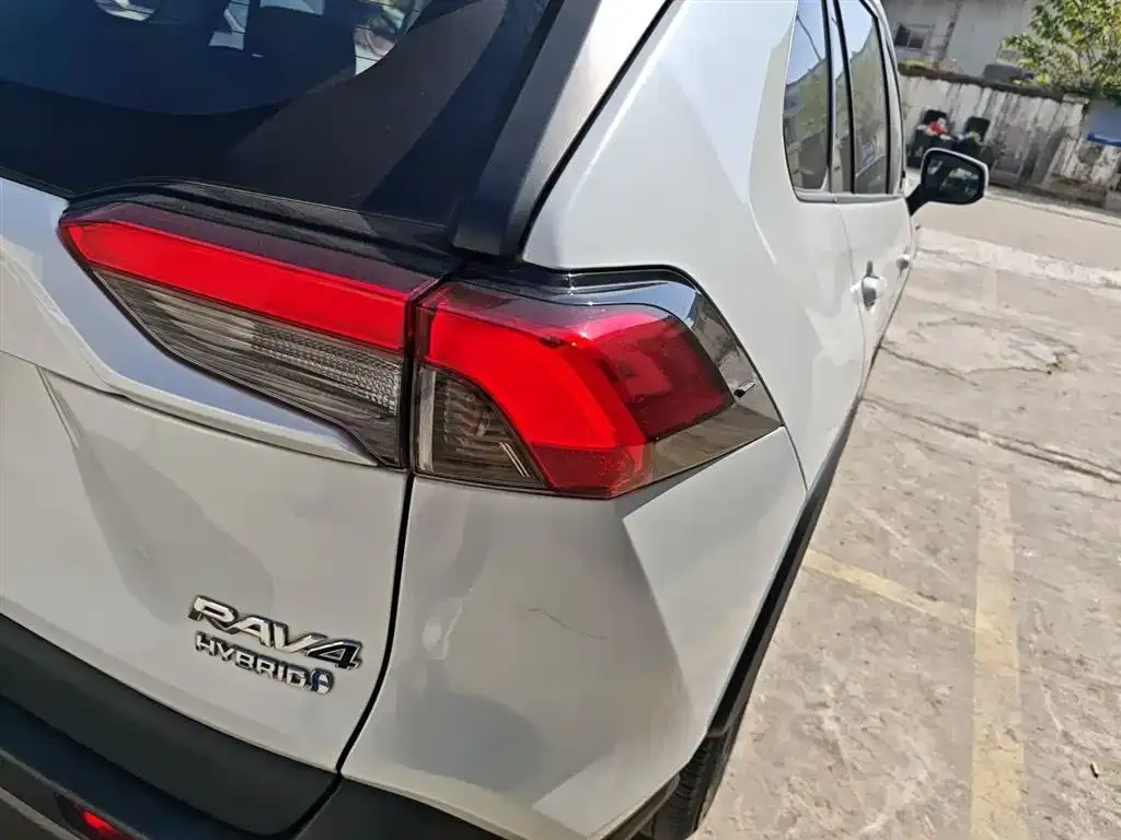 Toyota RAV4 — фото 6