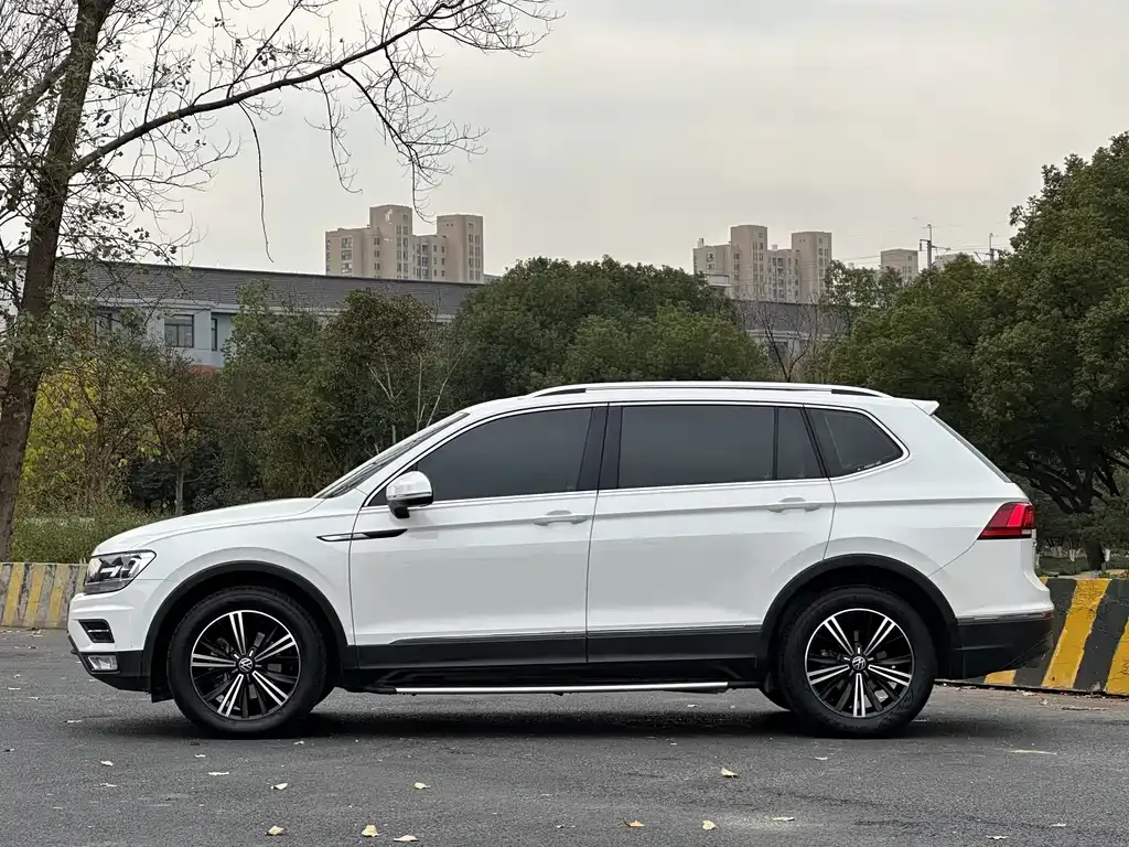 Volkswagen Tiguan L — фото 10