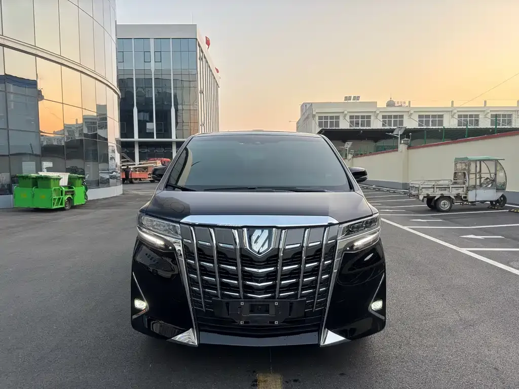 Toyota Alphard 2023 из CN, фото 1