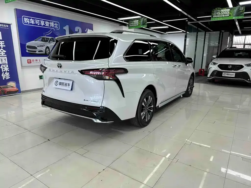 Toyota Granvia 2024 из CN, фото 4