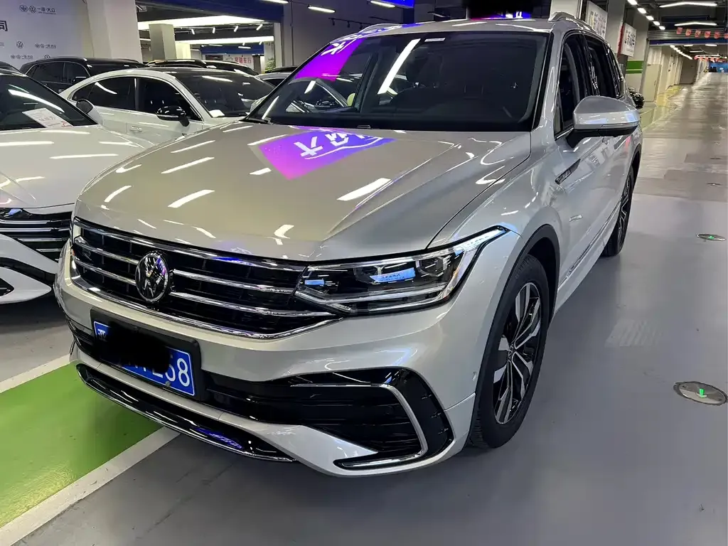 Volkswagen Tiguan L — фото 1