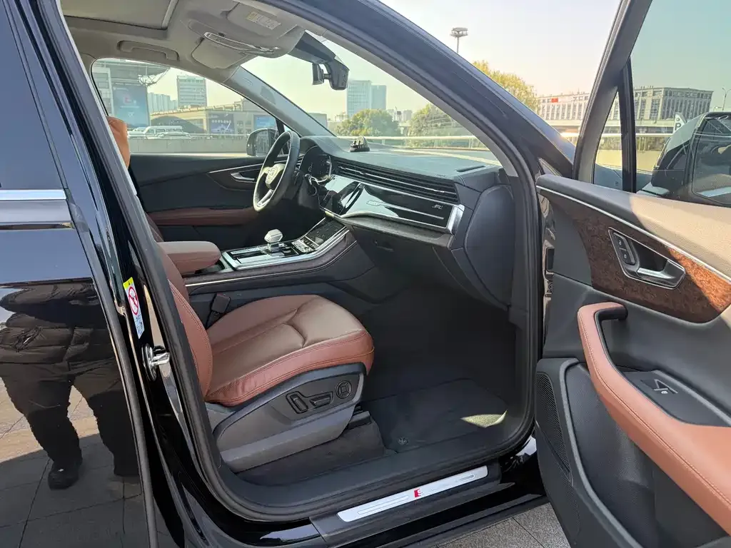 Audi Q7 2023 из CN, фото 9